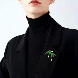 Peasimy Bamboo Leaf Pearl Brooch for Women Girls Enamel Leaves Lapel Brooch Pin Dress Accessories Wedding Party Birthday Graduation Jewelry Gift for Mother Wife (Green)
