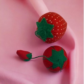 2Pcs Sewing Pincushion Needle Cushions Needle Pin Holder Strawberry Pincushion and Tomato Pincushion Needle Storage Pin Patchwork Holder Needlework Sewing Art Craft DIY Sewing Cushions