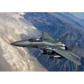 絵画風 壁紙ポスター （はがせるシール式） 戦闘機 F-15E ストライクイーグル 米空軍 ボーイング ダグラス ミリタリー キャラクロ UAFT-001A2 （A2版 594mm×420mm） 建築用壁紙＋耐候性塗料 ＜日本製＞ ウォールステッカー お風呂ポスター