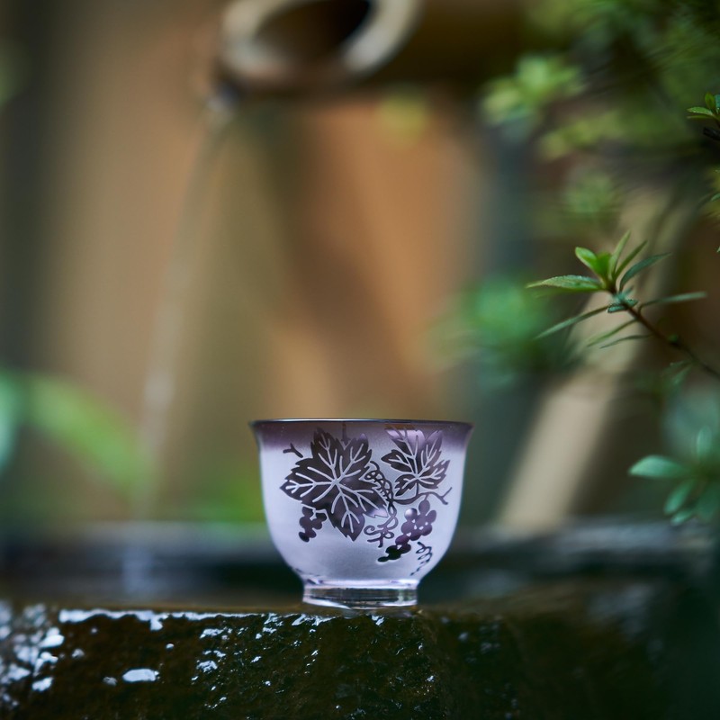 Taikero Kobo TB3002/3402 Engraved Dream Pattern Grape Crest Guinomi Pair