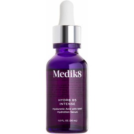 Medik8- DESBLOQUEA TU VERDADERO POTENCIAL DE HIDRATACIÓN. Este suero de ácido hialurónico de primera calidad está formulado para restaurar e iluminar la piel seca y arrugada que necesita un impulso de
