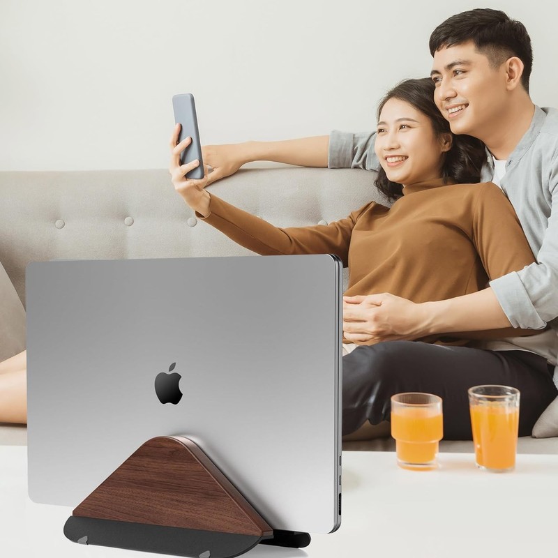 Vinnatsuノートパソコンスタンド 縦置きスタンド 収納 PCホルダー 木製縦型滑り止めで、安定感がありますホルダー デの省スペースMacBook Proと他のノートパソコンにフィット 0.1インチから1.5インチ デスク用垂直ホルダー ブラックウォールナットウッド