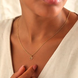 GUOKE Flower Necklace for Women – 14K Gold Plated Dainty Flower Pendant, Minimalist Gold Necklace for Her