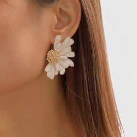 BSLVWG Flower Stud Earrings,Daisy Flower Earring Vintage Flower Bead Studs Statement Earrings Floral Fashion Earrings Gifts for Women Girls Trendy Jewellery (White)
