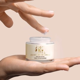 Looks like Jeju Jeju Dalam NP Jeju Horse Oil Cream 70ml Nutrition Elasticity Lifting Moisturizing / 제주닮 엔피 제주 마유크림 70ml 영양 탄력 리프팅 보습