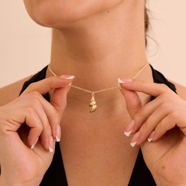 GUOKE Gold Shell Necklace for Women – 14K Gold Plated Conch Pendant, Dainty Seashell Necklace, Nautical Beach Minimalist Jewelry for Her