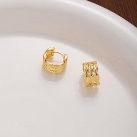 DIAMANTIO 18K Gold Plated Textured Gold Huggie Hoop Earrings for Women – Small Chunky Hoops with Leaf Pattern Design – Lightweight Everyday Jewelry for Work, Parties & Gifts