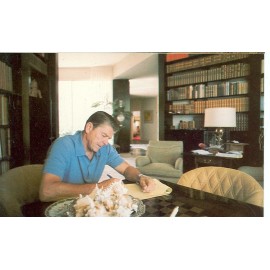 PRESIDENT REAGAN WORKING IN HIS PACIFIC PALISADES HOME 1980(CL122*)