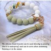 Pulsera de silicona con abalorio, llavero para mujer, con borla