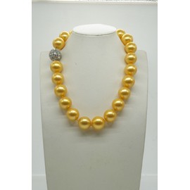 Schmuckwilli Pearl Necklace for Women and Girls – Golden Round Mallorca Beads – Elegant Shell Pearl Necklace for Any Occasion – Choker Pearl Necklace for Women Magnetic Clasp, Shell, Pearl