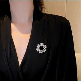 Pearl Rhinestone Wreath Brooch Round Flower Brooch for Women Elegant Circle Leaf Pin Party Wedding Gift for Clothing Brooch Vintage Scarf Pins Pearl Brooch Sweater Accessories for Women and Girls