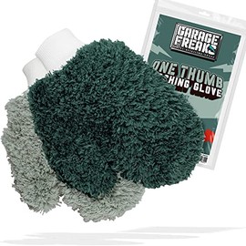 Car Wash Mitt Pack of 2 – One Thumb Washing Glove Set for Optimal Handling – Wash Mitt for Gentle Car Wash – 1 x Dark Green, 1 x Light Green