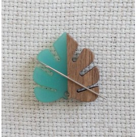 StewArt Stitches Green Leaf Needle Minder, Wood and Resin Fridge Magnet, Magnetic Lapel Pin