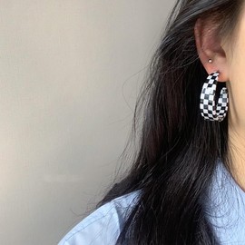 ONLYJUMP Checkerboard Hoop Earrings for Women Colorful Acrylic Resin Checker Black White Grid Lightweight Open C shaped Earrings Y2k Lightweight Xmas Jewelry Gift (Black)