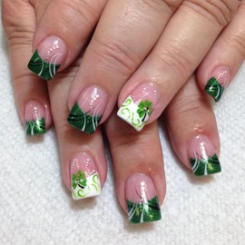 24 Pcs St. Patrick's DayPress on Nails Short Square French Tip Fake Nails with Glitter Designs Shamrock False Nails Stick on Nails Full Cover Saint Patrick's Day Acrylic Nails for Women Girls