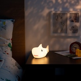 Navaris LED Nachtlicht Hai Design - mit Micro USB Kabel wiederaufladbar - Süße RGB Farbwechsel Kinder Nachttischlampe - Haifisch Schlummerlicht