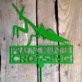 Praying Mantis Crossing Garden Stake (I18)
