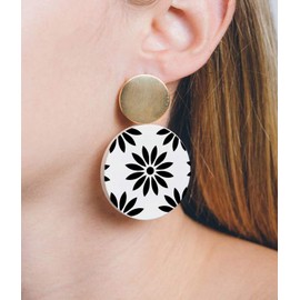 CrafTreat Daisy Flower Stencils for Painting on Canvas, Wallart, Journal Notebook, Home Decor and Scrapbooking - Daisy Background - 6"X6" Room Decor Stencils - Reusable Stencil Arts & Crafts Supplies