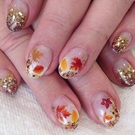 Fall Press on Nails Glitter French Tip Fake Nail Short Almond False Nails Autumn Maple Leaf Designs Full Cover Glossy Glue on Artificial Acrylic Nail for Women DIY Manicure 24 Pcs
