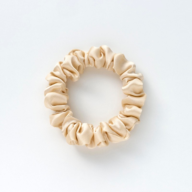 MAPEPE Silk Slim Scrunchie (Shiny Beige)
