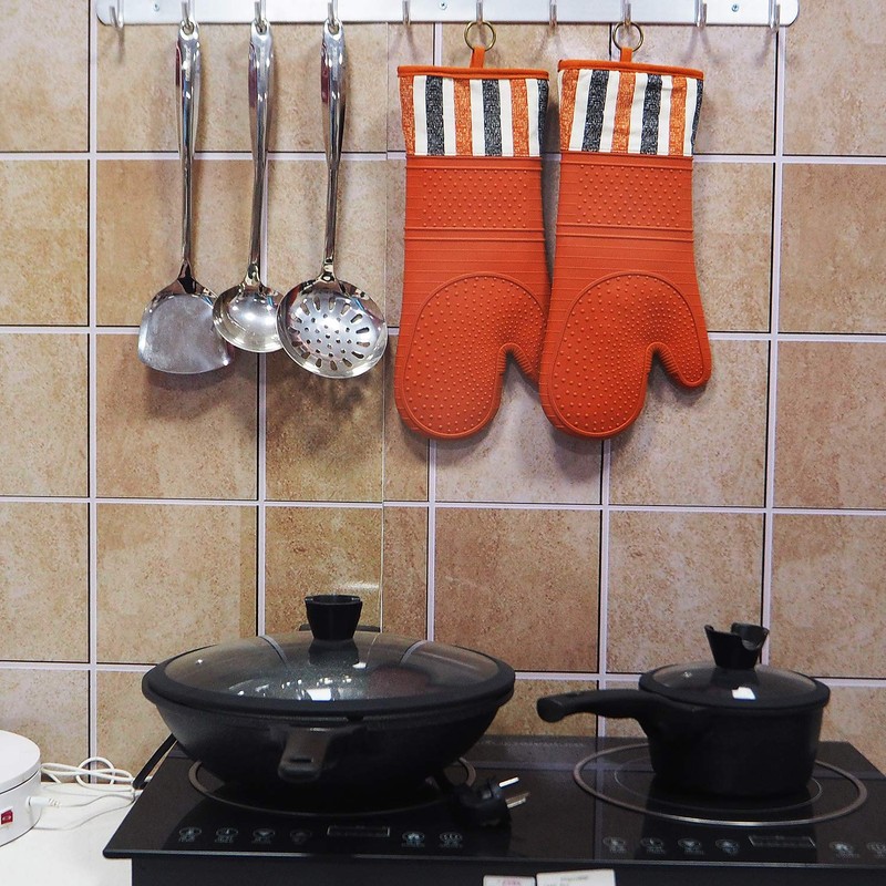 RED LMLDETA Heat Resistant 550 Degree Oven mitt, Silicone Oven