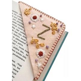 Marcapáginas de esquina bordadas a mano con 26 letras, triángulo de fieltro cosido en las esquinas, hecho a mano, único y bonito marcapáginas de bordado de letras de flores, accesorios para los amantes de los libros (Z, primavera)
