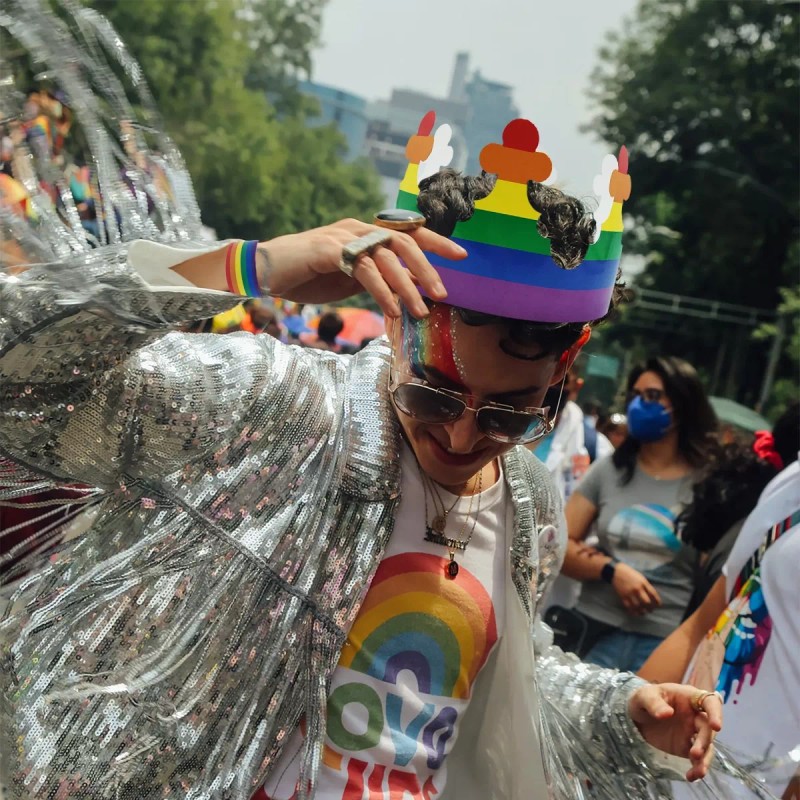 Farvisan 4 Pack Coronas, Pulseras Y Gis Cara Gay Pride