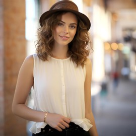 RainSo White Crystal Design Women's Magnetic Bracelet, Elegant and Elegant Magnetic Bracelet, Stainless Steel, with Adjustable Telescopic Chain with Gift Box (Gold), Stainless Steel