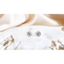 AeraVida Whimsical Spider Web Design - arete de plata de ley 925 | arete clásicos de plata de ley | arete clásico para mujer | arete de araña, Metal, No es una piedra preciosa