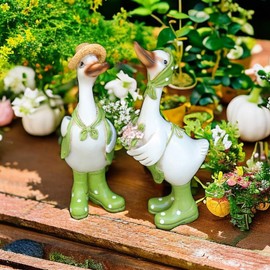Garden Goose Statue Outdoor Decor, Cute Goose Porch Statues Décor Indoor Outdoor Ornament for Yard Lawn Home Decoration, Gardener Couple Duck Figurines with Outfits, Gift for Mother