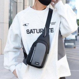 TRUMIGA Bolso Bandolera Hombre,Mochila Cruzada Impermeable,Bolsos Multifuncional,Bolso de Pecho con Cremallera Vertical y Puerto de Auriculares, Adecuado para Senderismo,Actividades al Aire Libre