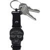 Llavero metálico con la figura de una calavera alusiva al