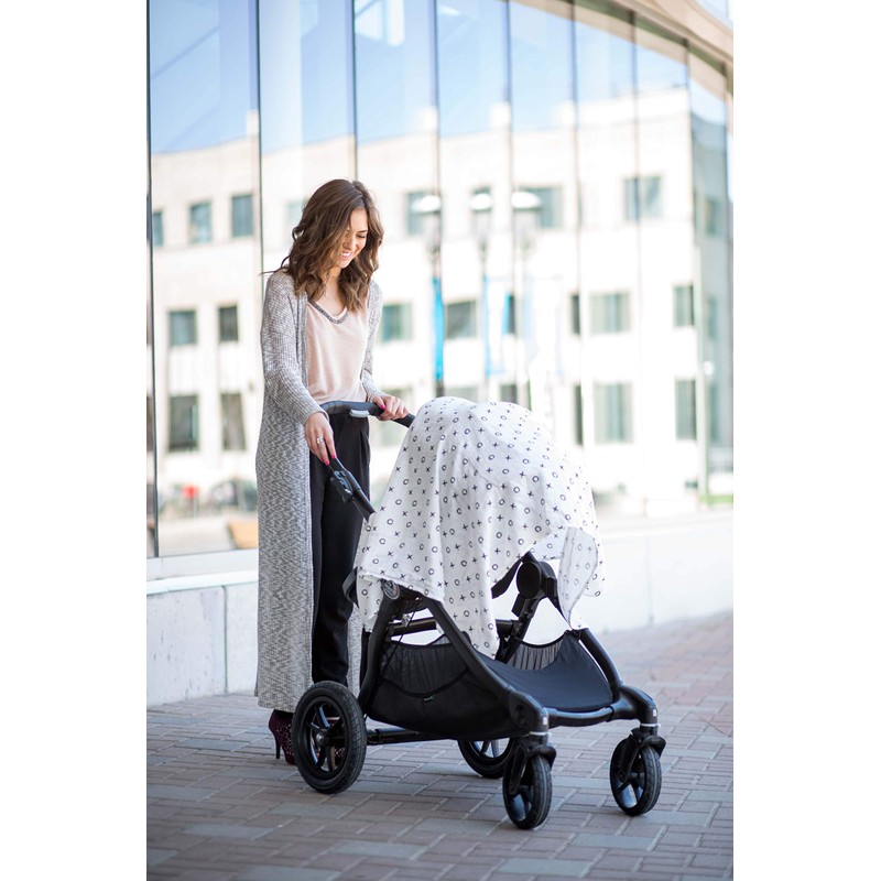 Lulujo Bamboo Swaddle Blanket Modern Collection (Hugs and Kisses)