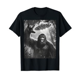 Funny Sasquatch Bigfoot Rock On Selfie with UFO Alien Saucer T-Shirt