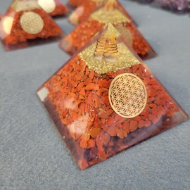 Harmoniekraft Orgonite Pyramid XL Large Red Jasper Jasper Flower of Life 90-95 mm According to Wilhelm Reich 390-415 gm Natural Gemstones