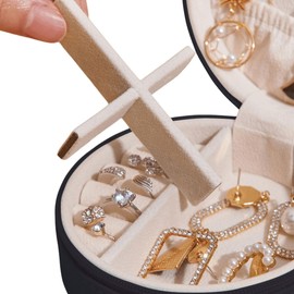 Travel Jewellery Box,Small Portable Jewelry Box,PU Leather Mini Jewelry Display Case for Rings Necklace Stud Bracelets Gift Jewellery Organiser Boxes for Women Girls Black