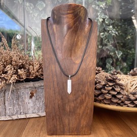 Männer und Frauen Pfeilspitze Stein Anhänger mit Gewachstem Schwarzem Leder Halskette und Edelstahl-Verschluss - Pfeilspitze Schutz Charme - Perfekt zum Verschenken (Quarz)