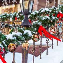 Queekay Pack of 5 Transparent Christmas Baubles, Fillable Ornament Baubles, Transparent Plastic Christmas Baubles, Christmas Tree Hanging Ornaments with Golden Line for Photos, Pictures, Crafts,