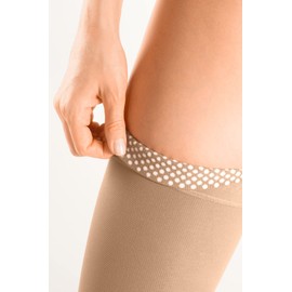 medi mediven comfort Oberschenkellange Kompressionsstrümpfe ohne Spitze Unisex | Kurz und Weit | Besonders weiche Stützstrümpfe CCL2 mit Noppenhaftband für Damen und Herren | Caramel | Größe V