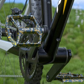 GEWAGE Road Bike Mountain Bike Pedals - 3 Bearing Bicycle Pedals - CNC Machined 9/16" Flat Pedals with Removable Anti-Slip Nails (Grey Camouflage)