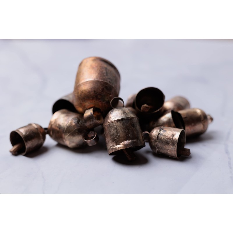 Limbad 1.5インチ10ピースミニ素朴なヴィンテージ鉄錫金属クリスマスオーナメントジングルベル工芸品、小さなカウベルハンドリングチャイム、ゴールドシリンダーベル、クリエイティブハンドメイドアートベル