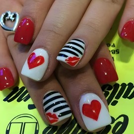 24Pcs Valentine's Day Press on Nails Short Square Fake Nails Acrylics False Nails with Love Heart Black Lines Designs White Red Glue on Nails Heart Artificial Nails for Women DIY Manicure Decorations