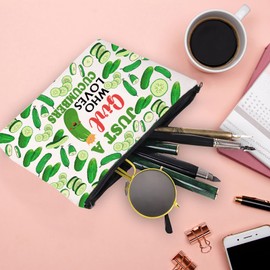 XYANFA Pickle Makeup Bag Cucumber Pickle Lover Gift Pickle Vegans Themed Pickles Cosmetic Bag (Girl WHO LOVES CUCUMBERS)