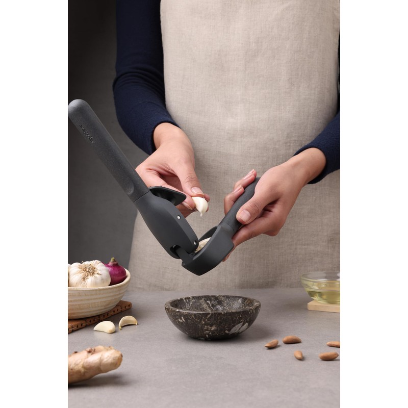 Zyliss Classic Garlic Press, Large Capacity, Easy to Clean