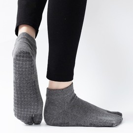 oasymala Non-Slip Five Toe Socks for Yoga, Pilates, Barre – Comfortable Grip Socks Made from Combed Cotton (US, Alpha, One Size, Regular, Short, Light Gray)