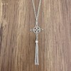 Agalea | Collar Corbatero con Dije de Nudo de Bruja