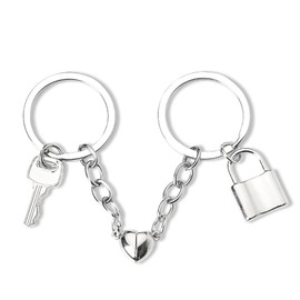 Matching Heart Keychain for Engaged Couple Gifts for Him and Her Long Distance Relationship Gifts for Boyfriend and Girlfriend Anniversary Christmas Gift for Husband and Wife Gifts Keychains Set of 2
