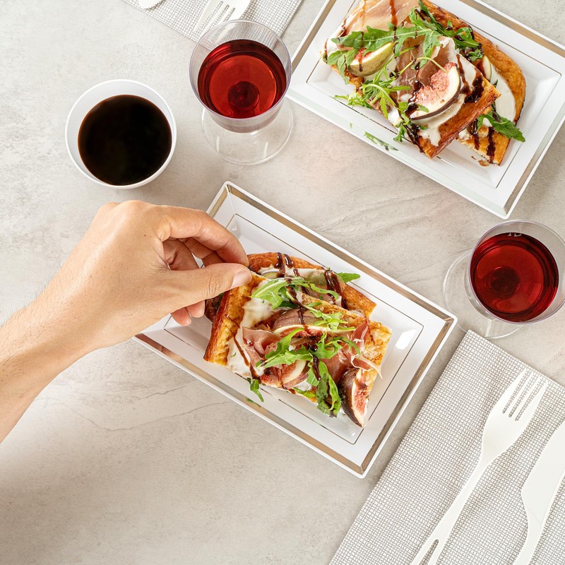 Restaurantware Moderna 7.5 x 5.3 Inch Premium Disposable Plates 10