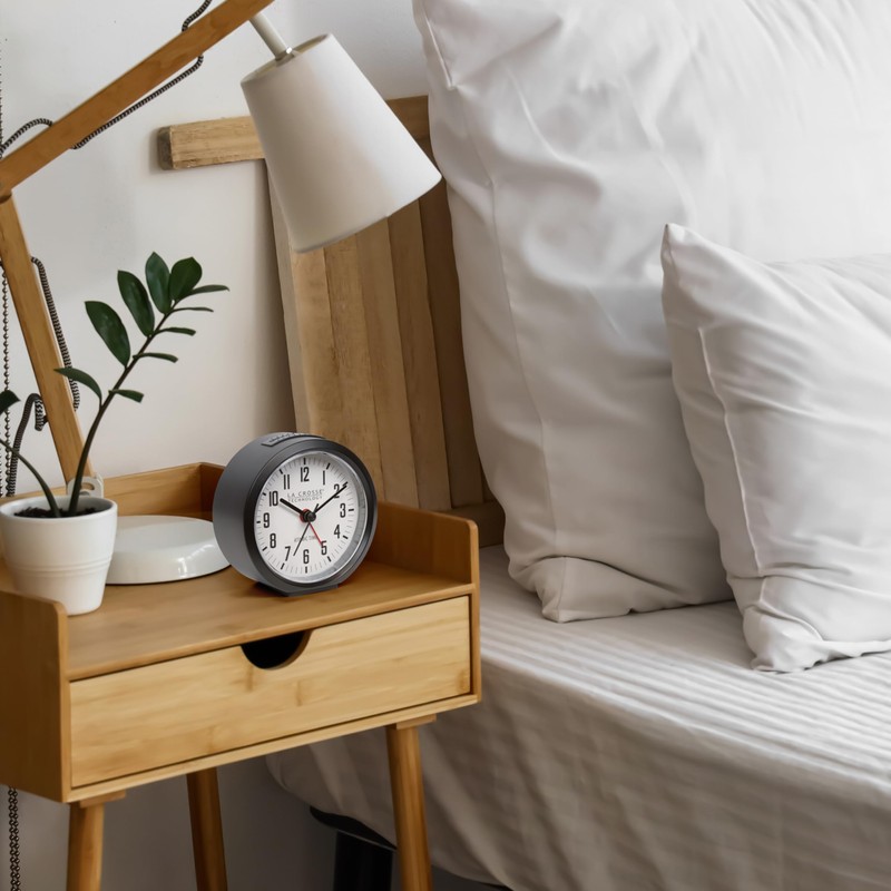 La Crosse Technology 617-710B-INT 4-Inch Round Black Atomic Analog Alarm