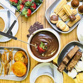 COM-FOUR® 12 x Fondue Forks Made of 430 Stainless Steel - Fondue Cutlery with 6 Colours - Fondue Skewers with Plastic Handle - Dishwasher Safe (12 Pieces - Plastic Handle)